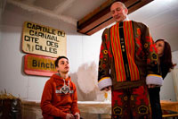 Binche festa de carnaval a Bèlgica Brussel·les. Vestir a casa per al Carnaval de Binche. Preparació, preparatius, va posar el vestit. El carnaval de Binche és un esdeveniment que té lloc cada any a la ciutat belga de Binche durant el diumenge, dilluns i dimarts previs al Dimecres de Cendra. El carnaval és el més conegut dels diversos que té lloc a Bèlgica, a la vegada i s'ha proclamat, com a Obra Mestra del Patrimoni Oral i Immaterial de la Humanitat declarat per la UNESCO. La seva història es remunta a aproximadament el segle 14.